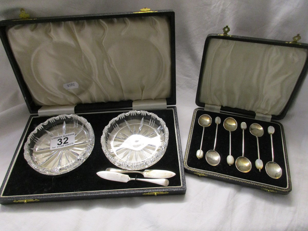 Set of 6 cased silver teaspoons with mother-of-pearl caps & cased preserve set with silver knives