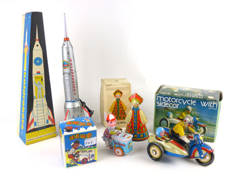 A boxed Hungarian tinplate friction driven Holdraketa rocket with tinplate body,