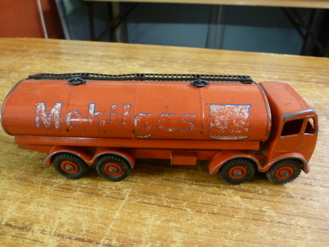 A collection of loose Dinky vehicles to include a coals hydra truck, - Image 2 of 6