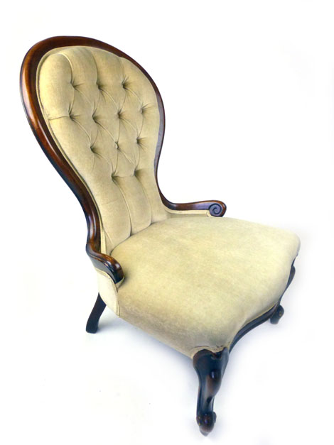 A Victorian mahogany bedroom chair with beige cut fabric button back upholstery on cabriole legs. h.