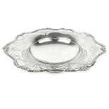 A silver fruit bowl with pierced edges, Birmingham 1927, dia. 26 cm, weight approx.