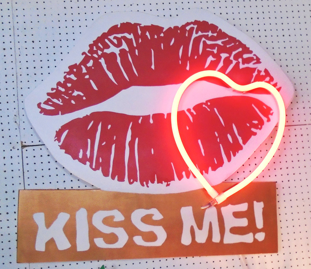 'KISS ME!' SIGNAGE,