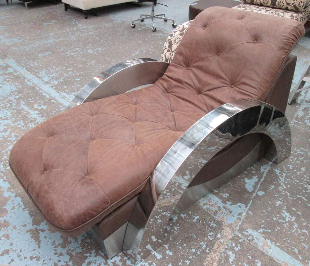 CHAISE LONGUE, in tanned buttoned leather, on chromed metal supports,