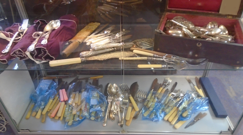 MISCELLANEOUS CUTLERY, various items (qty).