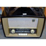 VINTAGE BAKELITE CASED RADIO