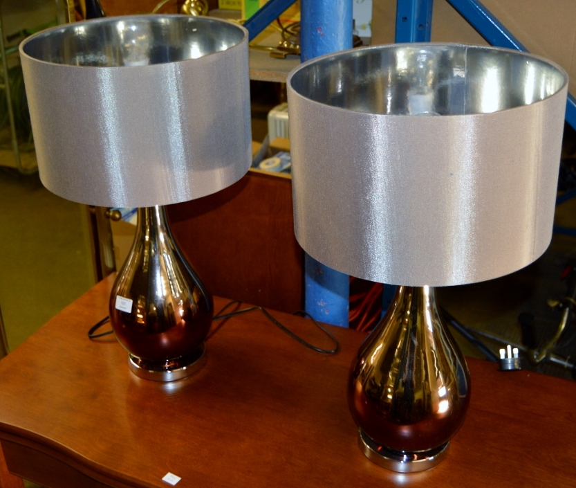 PAIR OF MODERN TABLE LAMPS WITH SHADES