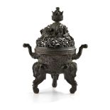 FINE EMBELLISHED BRONZE TRIPOD CENSER AND COVERQING DYNASTY, 18TH/EARLY 19TH CENTURYthe inverted
