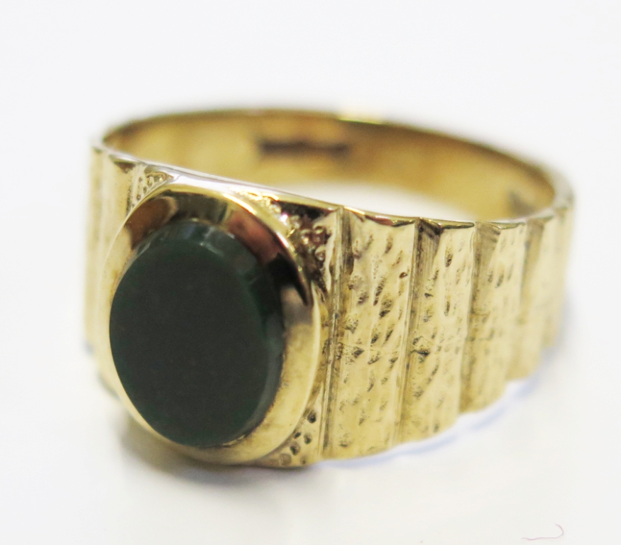 A gents 9 carat gold and blood stone ring