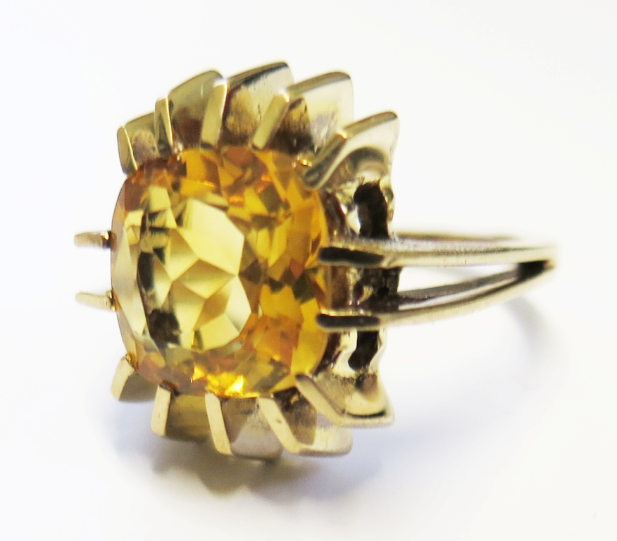 A 9 carat gold ring set with a central citrine