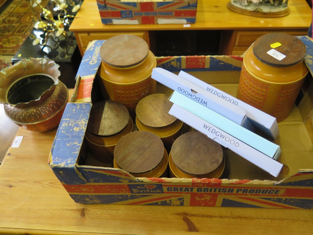 Six Hornsea kitchen barrels and four Wedgwood plates, boxed