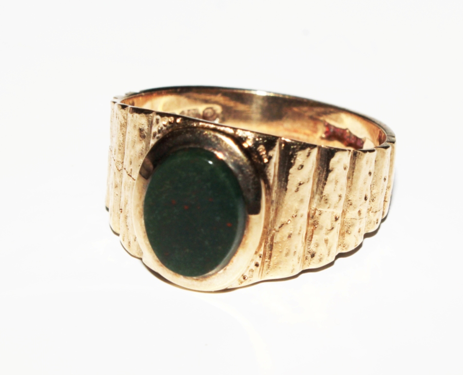 A gents 9 carat gold and blood stone ring