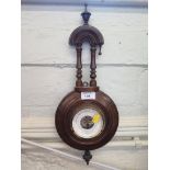 An Edwardian walnut aneroid barometer with turned finials and columns, 46cm high