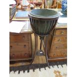 An Edwardian mahogany jardiniere stand with metal insert on three outsplayed legs