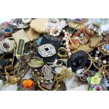 A QUANTITY OF COSTUME JEWELLERY AND POWDER COMPACTS