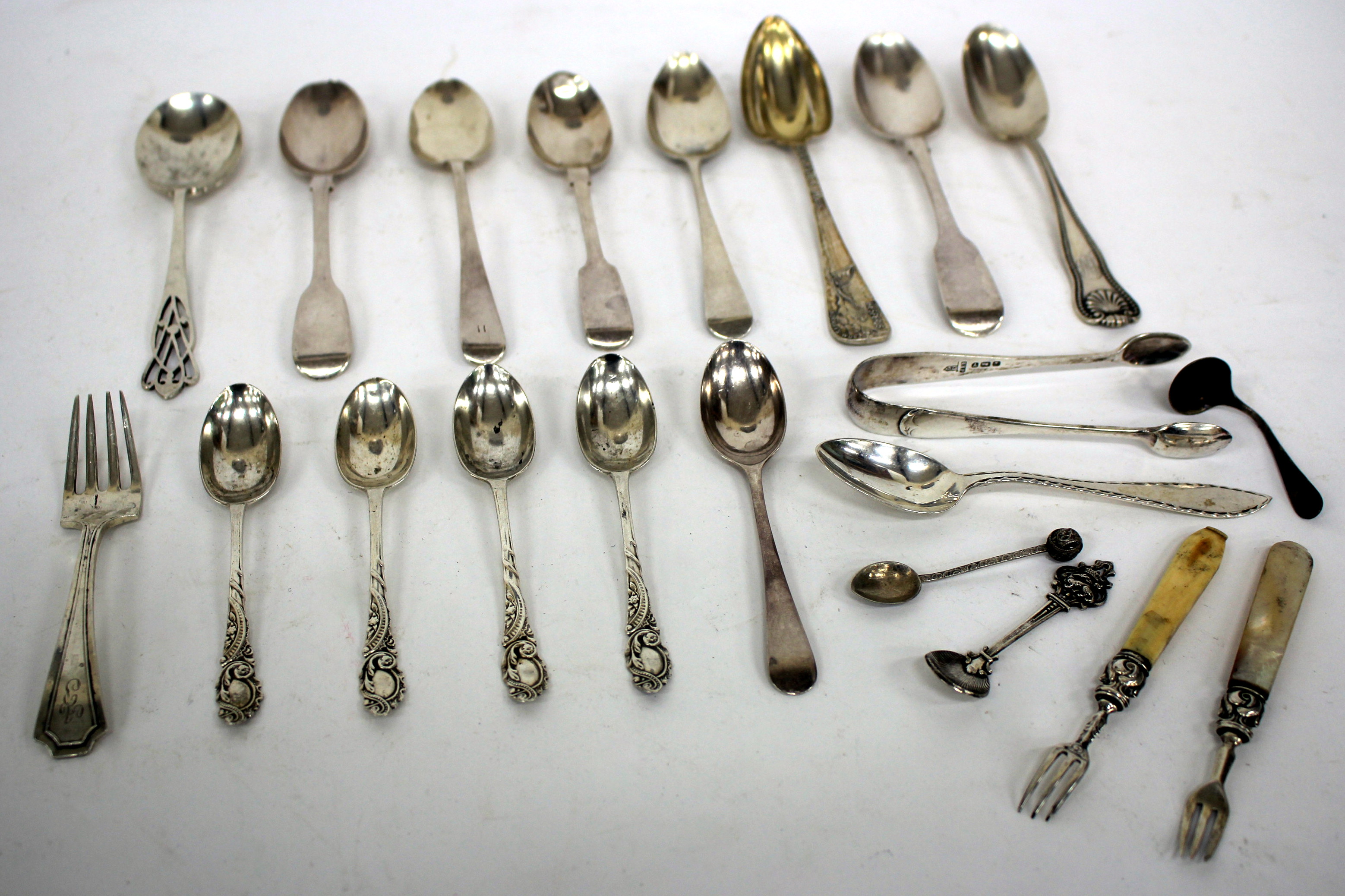 A MISCELLANEOUS SELECTION OF ANTIQUE AND LATER SILVER TEASPOONS and silver sugar tongs