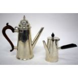 AN EARLY 20TH CENTURY GOLDSMITHS & SILVERSMITHS COMPANY SILVER COFFEE POT with marks for London