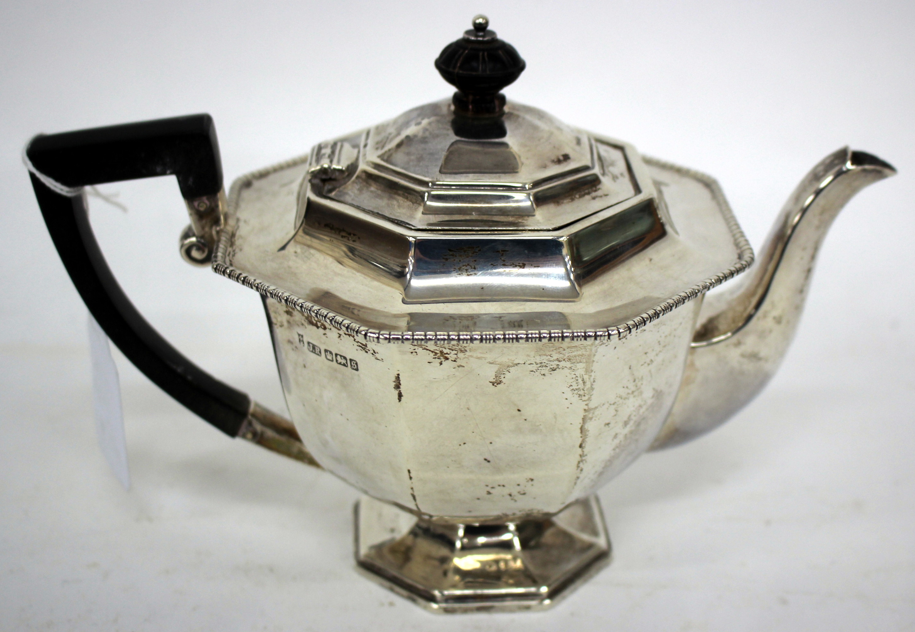 AN EARLY 20TH CENTURY SILVER BACHELORS TEAPOT OF OCTAGONAL FORM with hallmarks for Sheffield 1920,