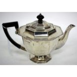 AN EARLY 20TH CENTURY SILVER BACHELORS TEAPOT OF OCTAGONAL FORM with hallmarks for Sheffield 1920,