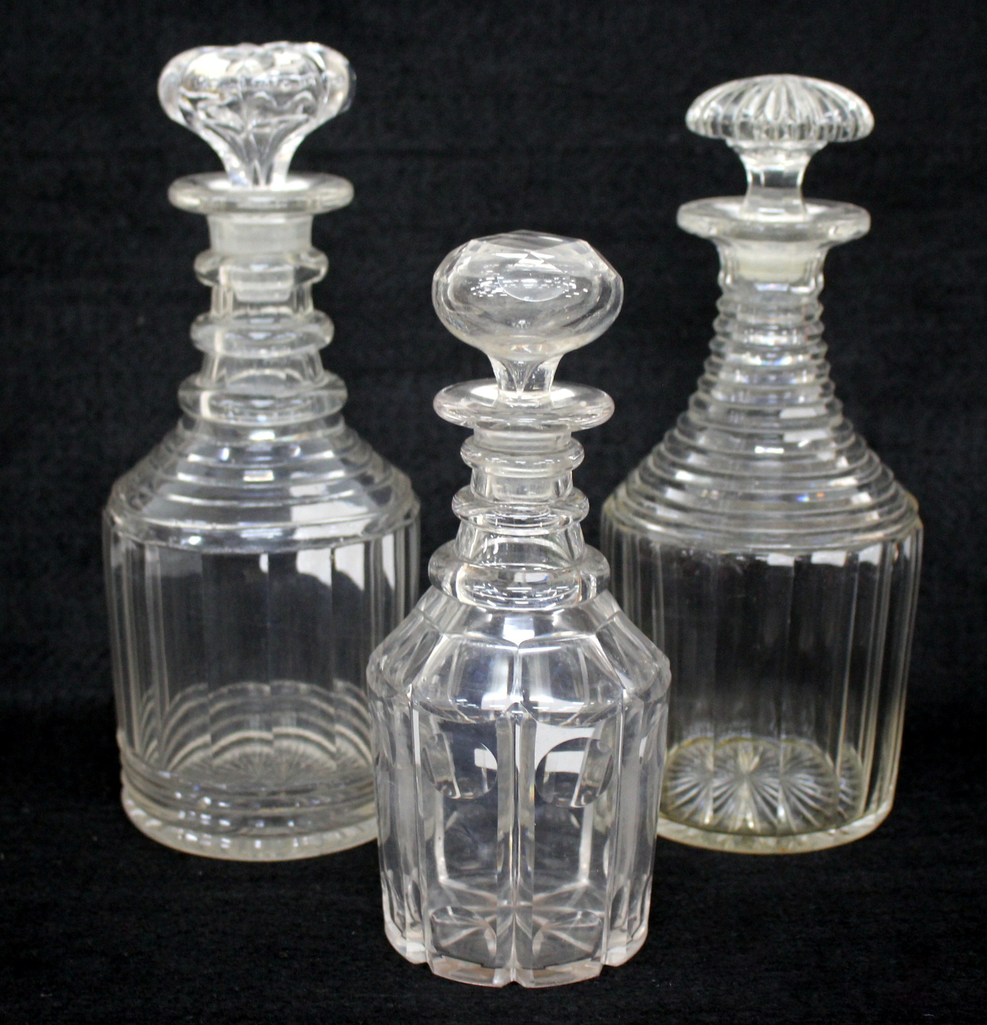A REGENCY MALLET SHAPED GLASS DECANTER with mushroom shaped stopper of ribbed form with faceted