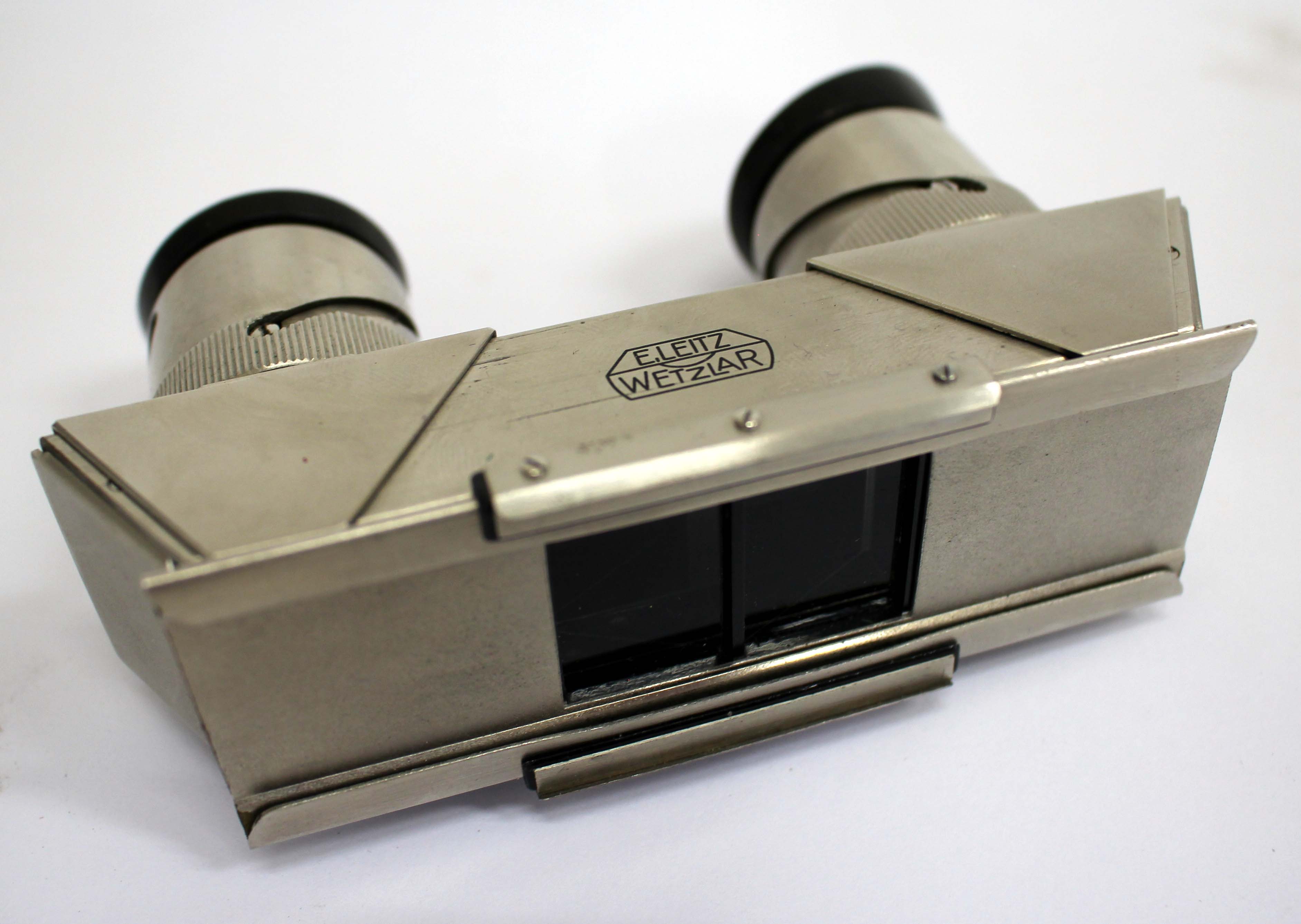 A LEITZ WETZLAR STEREOSCOPIC VIEWER, Stereo-Betrachtungsapparat, 12cm wide in a fitted velvet