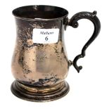 AN EARLY 20TH CENTURY SILVER TANKARD with a scrolling handle and marks for Sheffield 1912, 12cm in