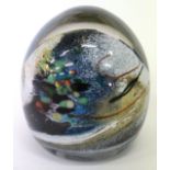 AN ANTHONY STERN GLASS PAPERWEIGHT, signed to the base, 8cm in height