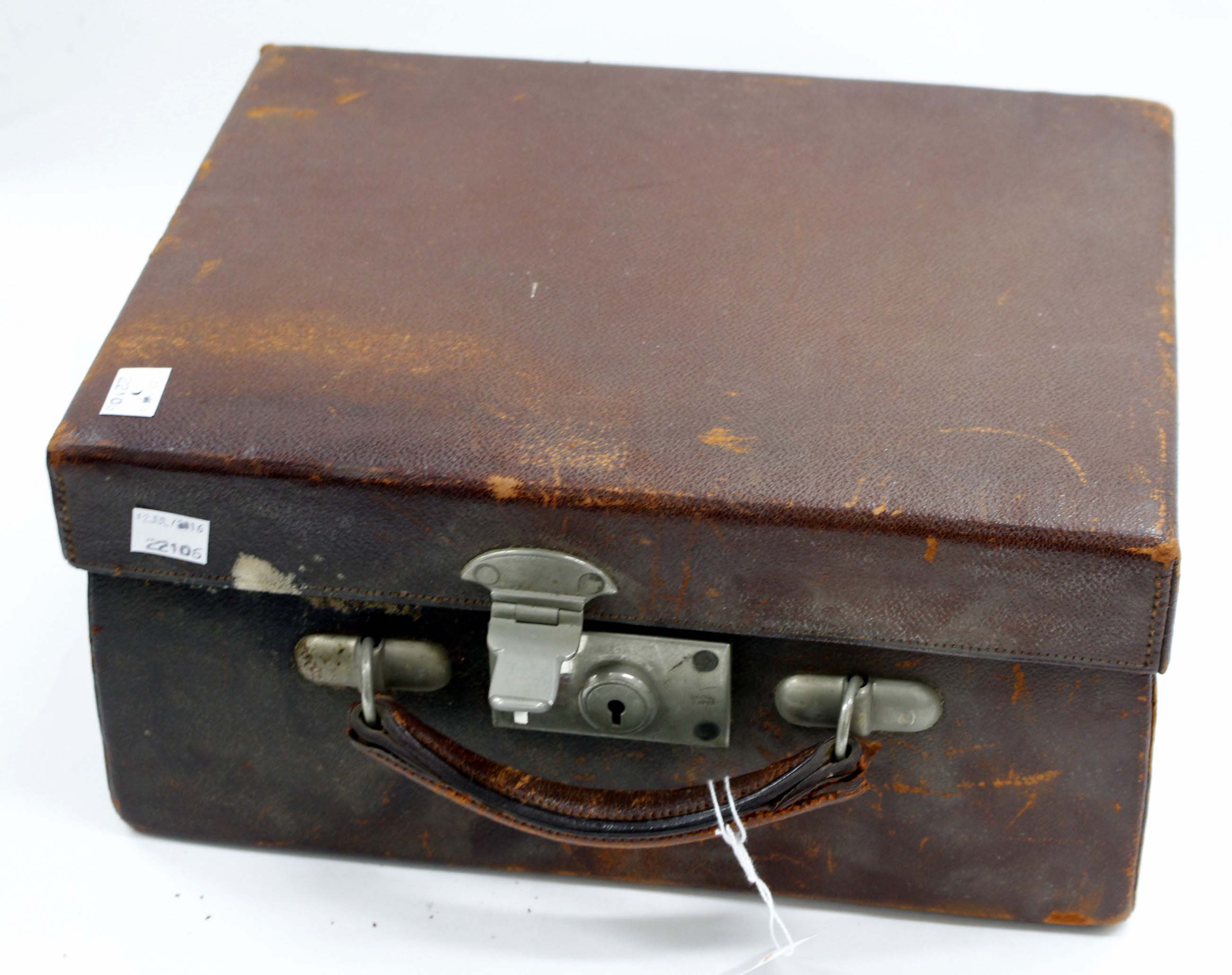 AN ANTIQUE LEATHER SMALL DRESSING CASE with silver plate topped bottles and jars within 33.5cm wide - Image 2 of 2