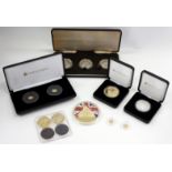 A SILVER GILT QUEEN VICTORIA COMMEMORATIVE MINIATURE COIN and a 15 carat gold Elizabeth II miniature