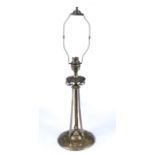 AN EARLY 20TH CENTURY BRASS ART NOUVEAU TABLE LAMP with three shaped supports around a central