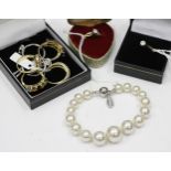 A SELECTION OF 9 CARAT GOLD AND 18 CARAT GOLD DRESS RINGS, a simulated graduated pearl bracelet etc