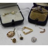 A SELECTION OF 9 CARAT GOLD AND OTHER JEWELLERY including dress rings, simulated pearl earrings,