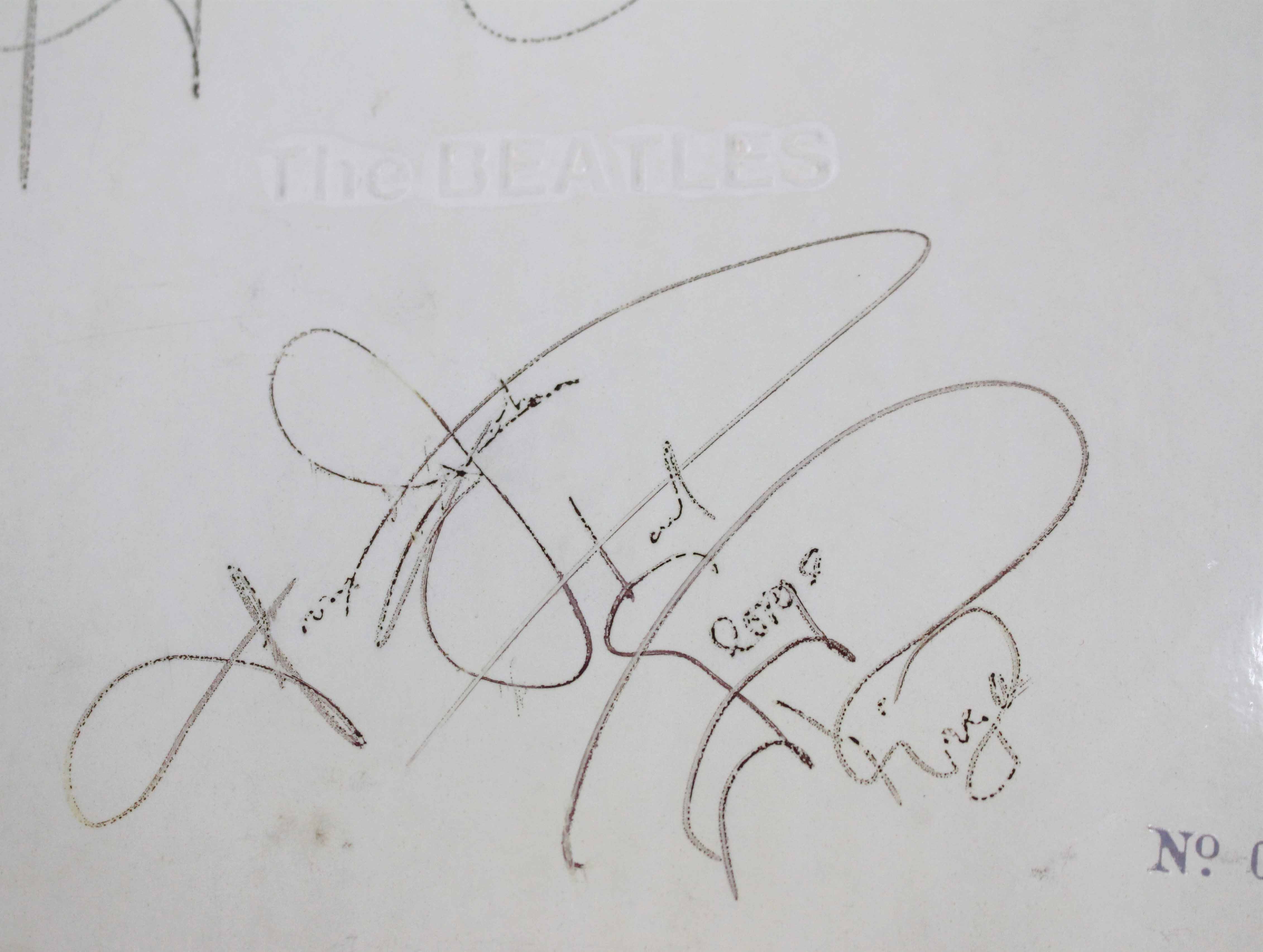 BEATLES WHITE ALBUM numbered 0581648 inscribed to John Anthony Chester and signed by The Beatles - Bild 3 aus 3