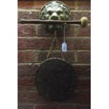 AN EARLY 20TH CENTURY BRASS GONG with lion head sconce and striker