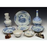 A COLLECTION OF CHINESE PORCELAIN TO INCLUDE: two vases, 20cm and 23cm high; a Hatcher collection