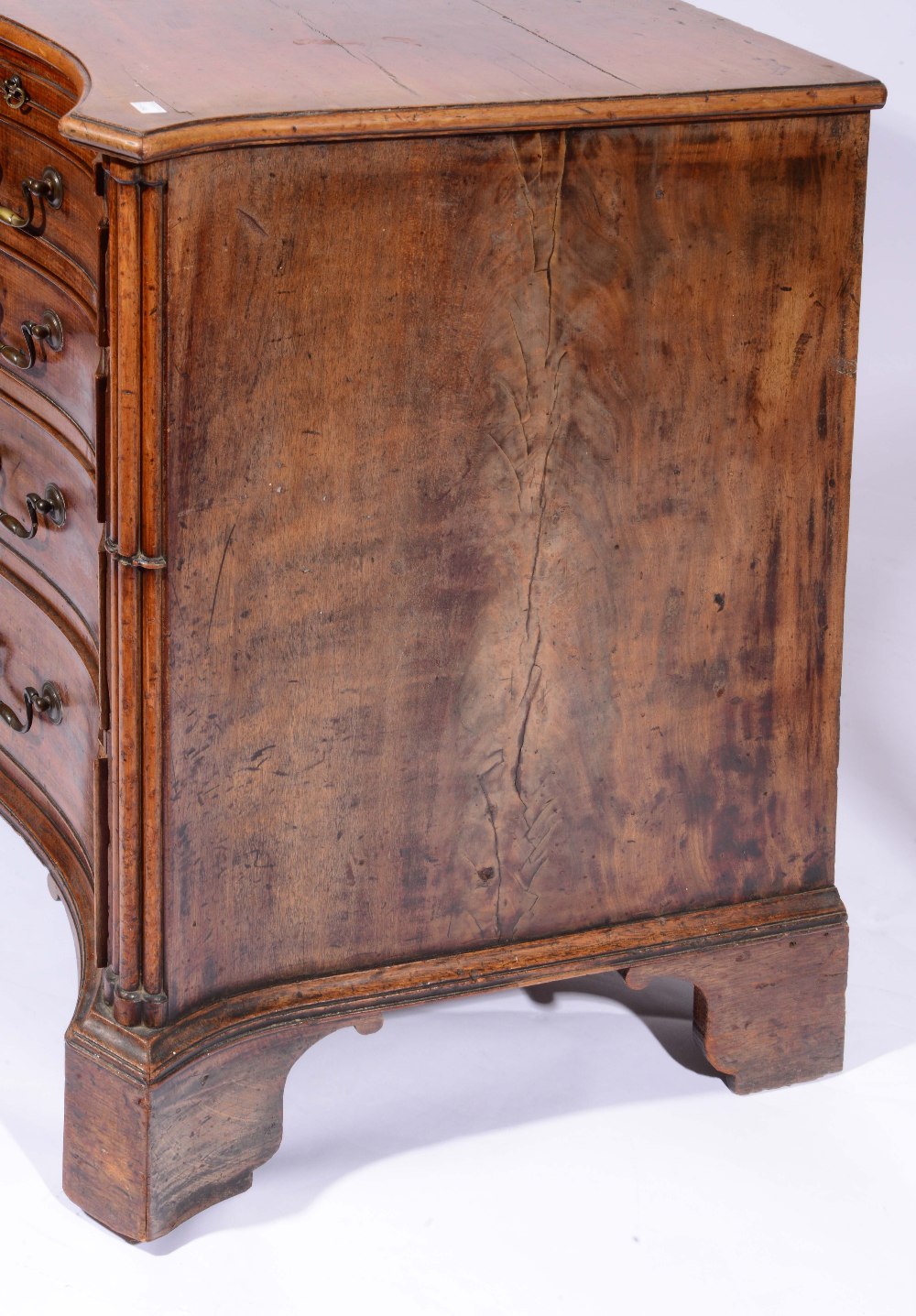 A GEORGE III MAHOGANY SERPENTINE CHEST of four long graduated drawers with brushing slide and - Bild 2 aus 3