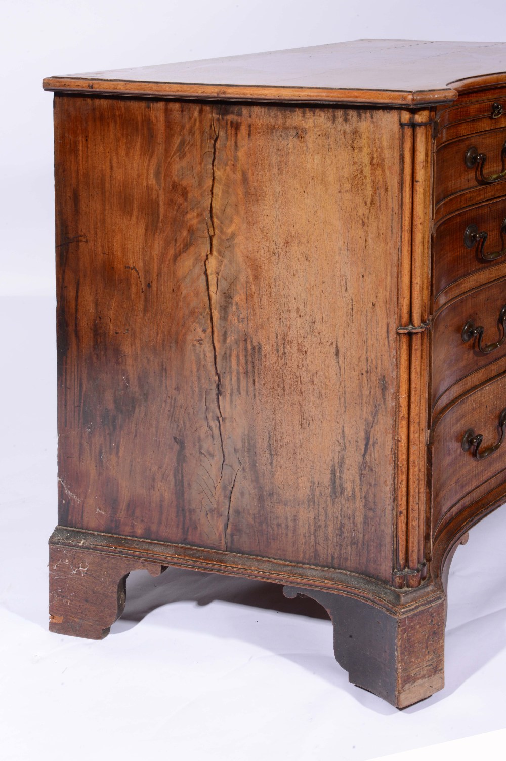 A GEORGE III MAHOGANY SERPENTINE CHEST of four long graduated drawers with brushing slide and - Bild 3 aus 3