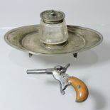 A 20th century silver oval inkwell and stand, dated 1905, 10cm tall,