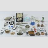 A collection of jewellery, to include an openwork mourning brooch,