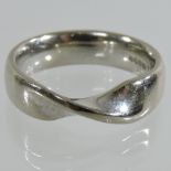 An 18 carat white gold twisted wedding band