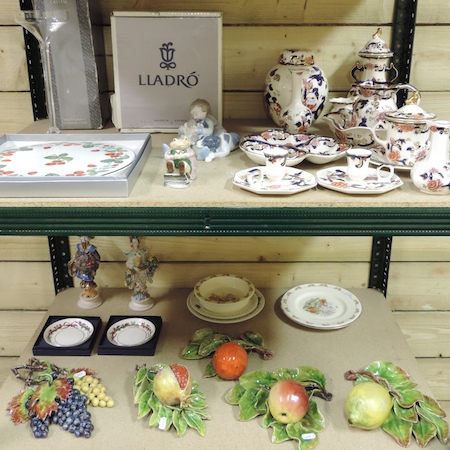 Two shelves of china to include a Lladro figure, boxed, Worcester plates, Masons Mandalay pattern, - Bild 2 aus 2