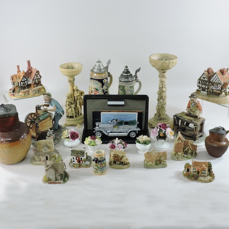 A collection of items, to include Capodimonte,