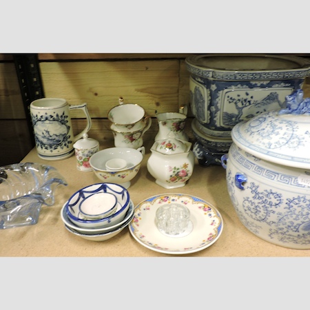 A blue and white pottery jardiniere on a stand, 23cm tall,