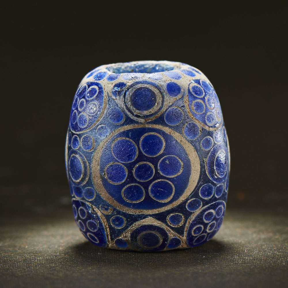 A CHINESE 'SEVEN-EYE' BARREL-FORM MOSAIC GLASS BEAD - Image 3 of 5