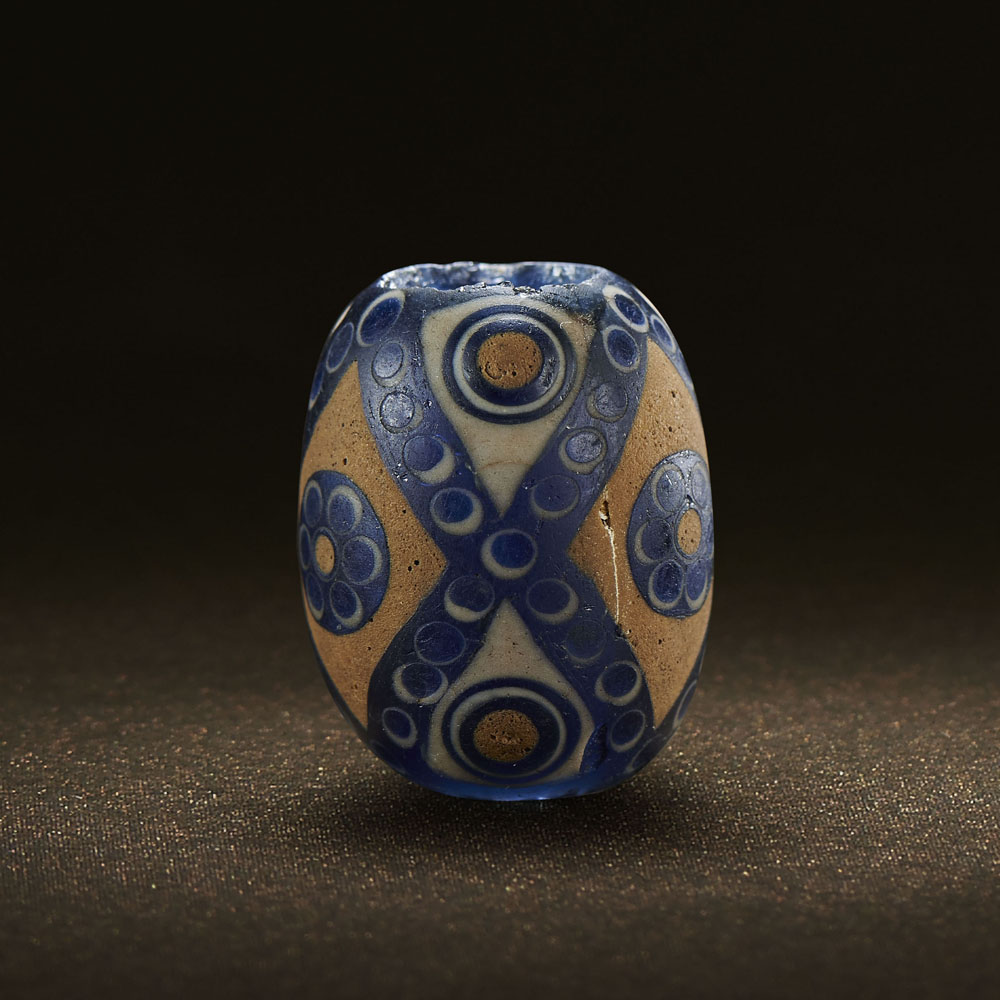 A CHINESE 'SEVEN-EYE' BARREL-FORM MOSAIC GLASS BEAD - Image 2 of 5