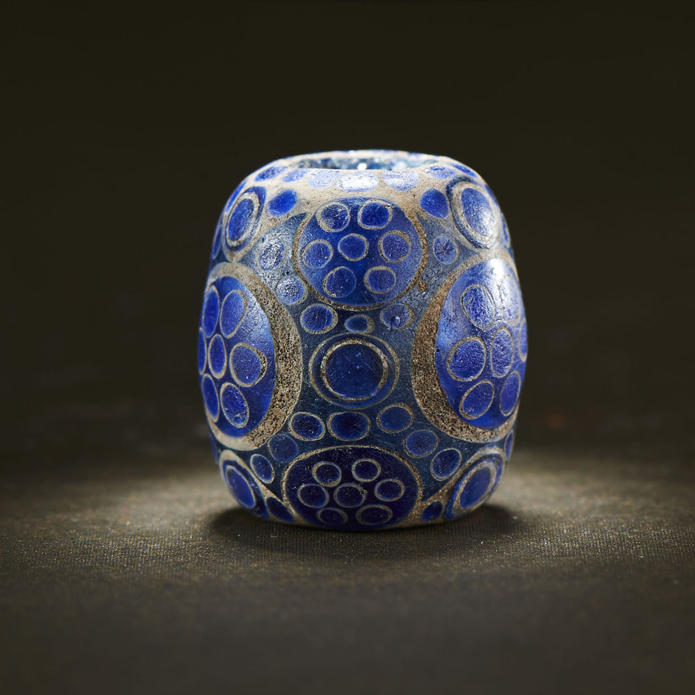 A CHINESE 'SEVEN-EYE' BARREL-FORM MOSAIC GLASS BEAD - Image 4 of 5