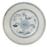 A CHINESE BLUE AND WHITE PORCELAIN 'TEK SING' CARGO PLATE, CIRCA 1820 painted to the interior with a