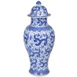 A CHINESE BLUE AND WHITE PORCELAIN LARGE VASE AND COVER, KANGXI (1662-1722) ribbed baluster, painted