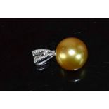 18ct White Gold Diamond & Pearl Pendant