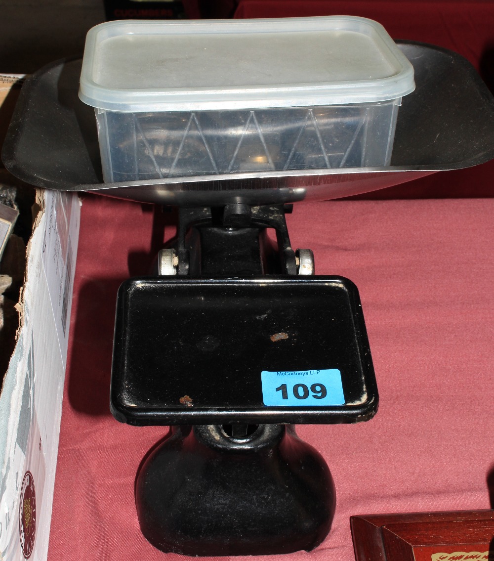 Kitchen scales and weights