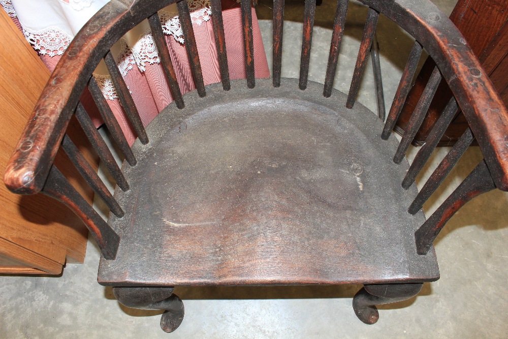 An antique comb back Windsor chair on cabriole legs - Image 2 of 9